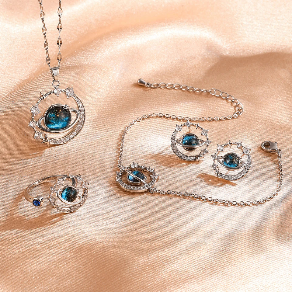 Collier "COSMOS" Astronaute Lune et Planète